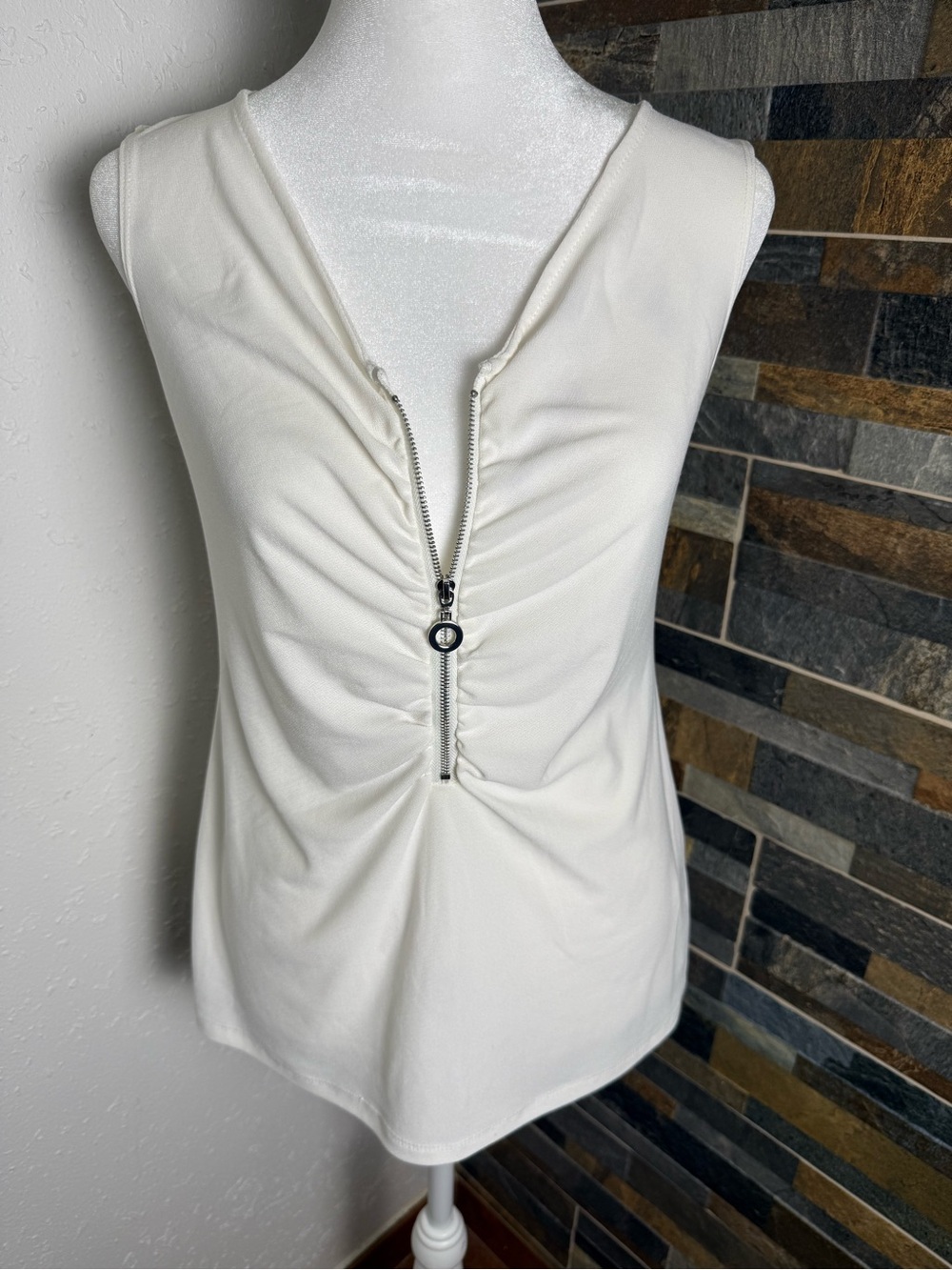 Melissa Paige Off White Sleeveless Zip-Front Top NWT Size XS